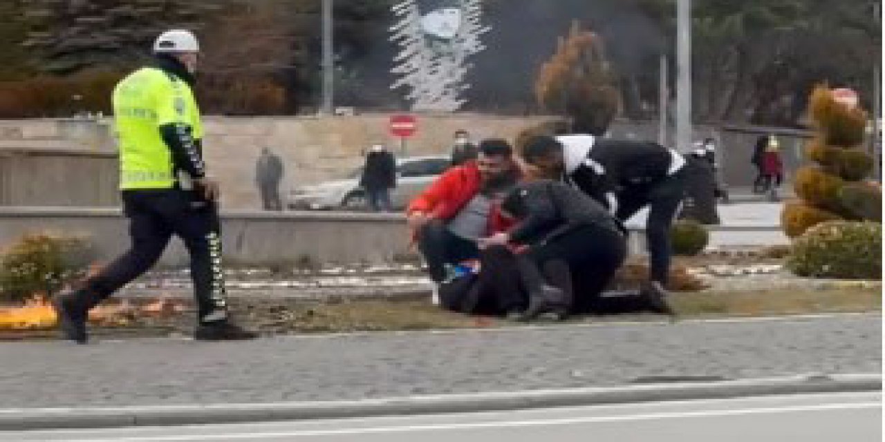 Kendini yakarak intihar etmek istedi! Vatandaşlar kurtarmak için ateşin üstüne atladı