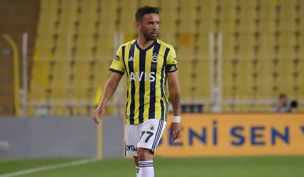 Gökhan Gönül maça devam edemedi