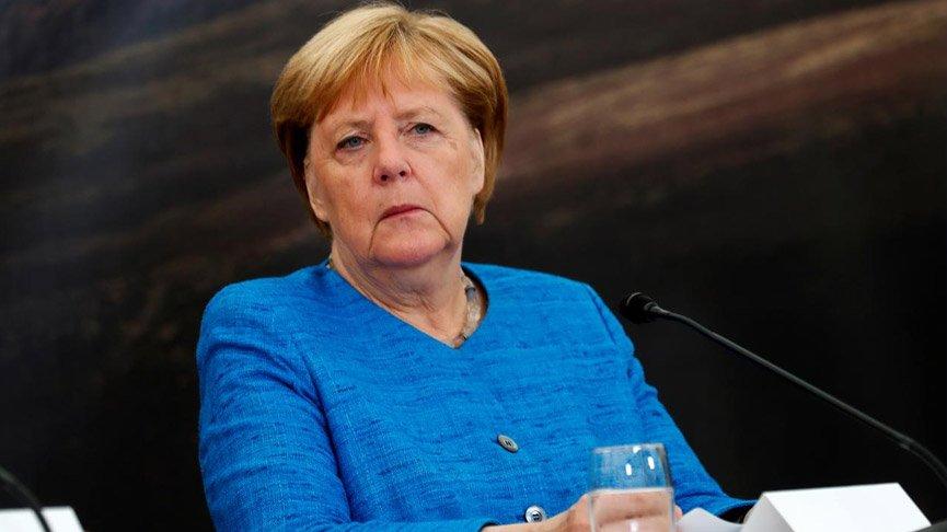 Almanya'da neler oluyor? Merkel aday olmayacağını duyurunca olanlar oldu