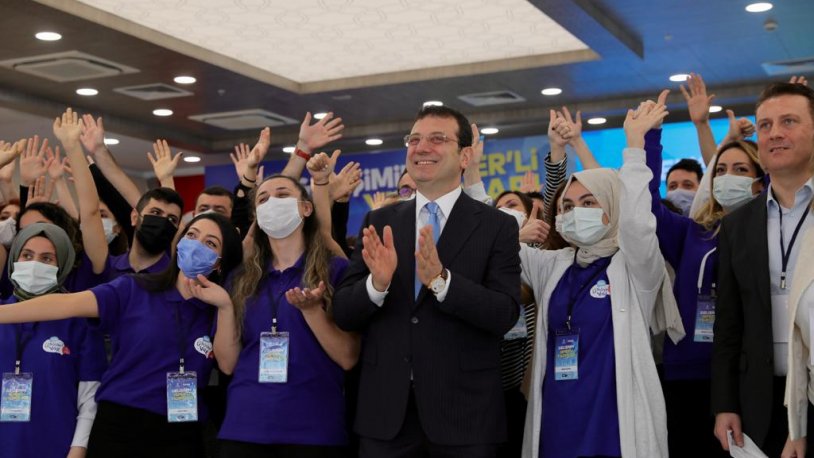 Ekrem İmamoğlu'ndan İSPER'li gençlere ödül