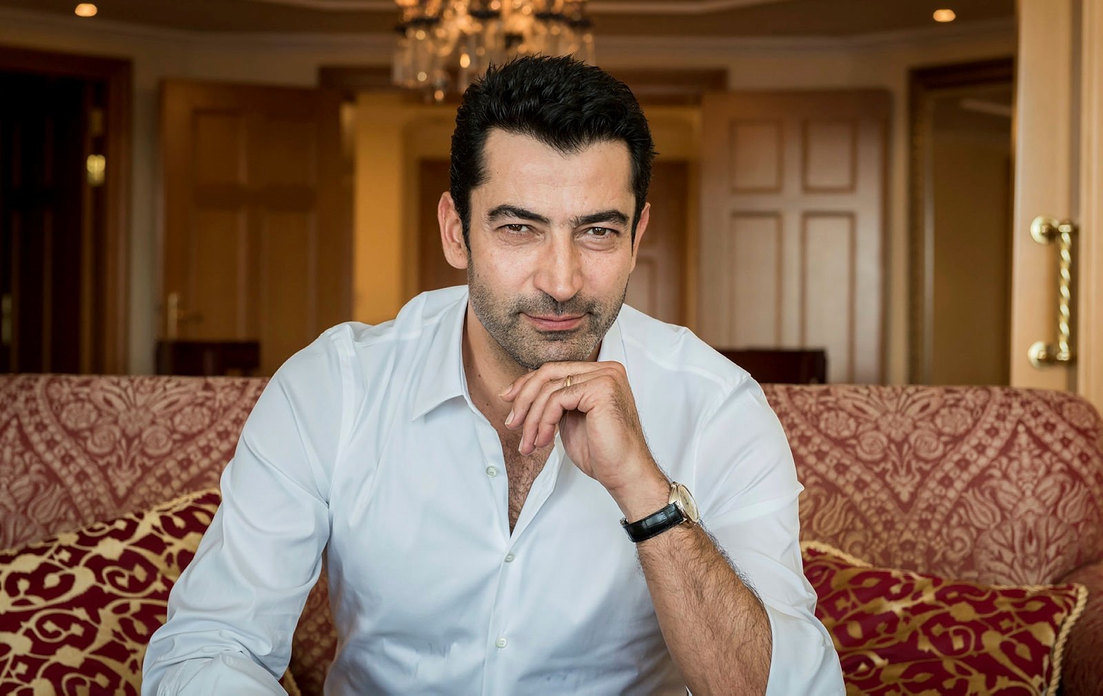 Kenan İmirzalıoğlu kendisine hoca arıyor