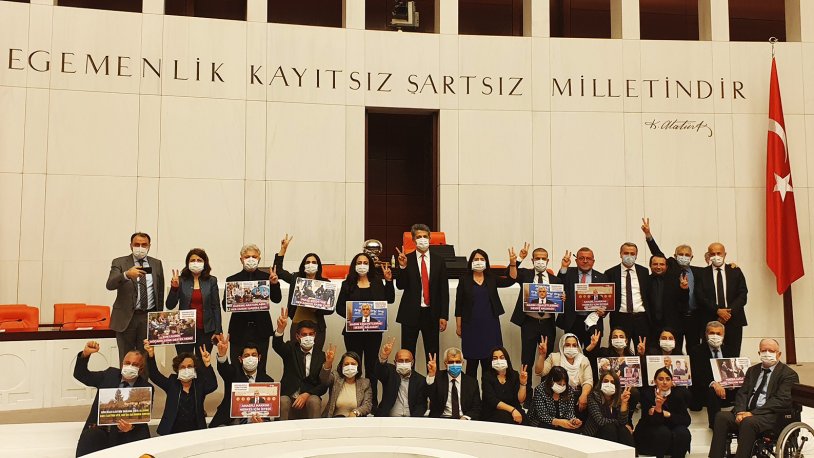 Basın mensupları TBMM Genel Kurulu'ndan zorla çıkartıldı