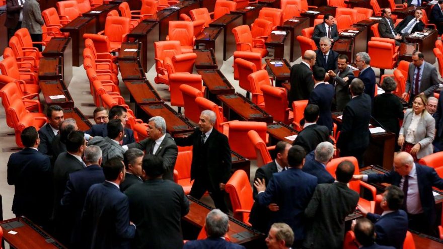 Mecliste karışıklık sürüyor! 600'den fazla HDP'li hakkında siyaset yasağı talep edildi