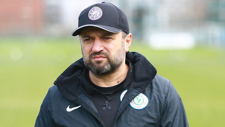 Çaykur Rizespor Teknik Direktörü Bülent Uygun'dan Erdoğan övgüsü:  "Atam mezarından kalksa sayın beyefendiyi alnından öper"