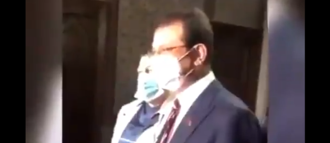 İmamoğlu'nu camide tahrik etmeye çalışan adama vatandaşlardan sert tepki!
