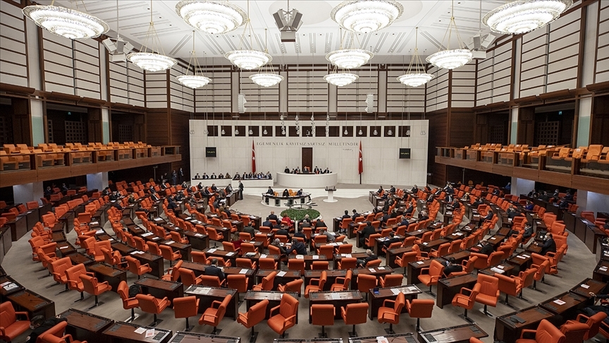Kapanma kararı alınan parti aynı ad ve tüzükle yeniden kurulabilir mi?