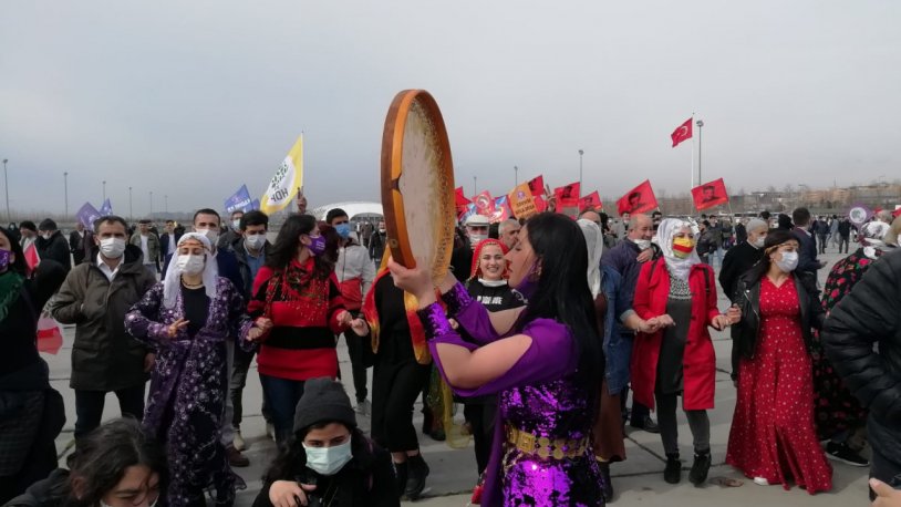 İstanbul'da Nevruz kutlamaları başladı: O slogan dikkatlerden kaçmadı