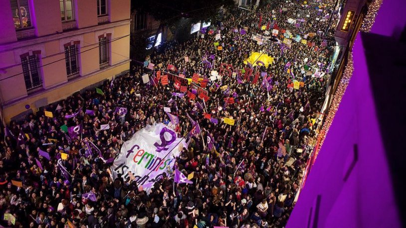 İktidarın 'İstanbul Sözleşmesi' kararına isyan eden kadınlar meydanlarda!