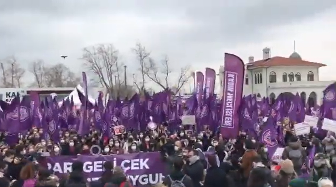 Kadınlar Kadıköy'de İstanbul Sözleşmesi eyleminde!