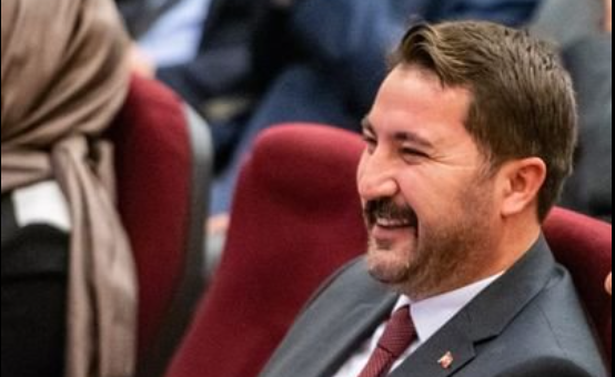 Büyük skandal! AKP'li Belediye Başkanı Bekler, Türk bayrağını değiştirdi!