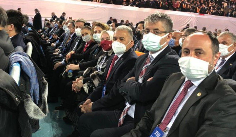 Bu ne yaman çelişki! AKP'li başkan 'lebaleb' dolu kongreden halka 'tedbir' mesajı attı