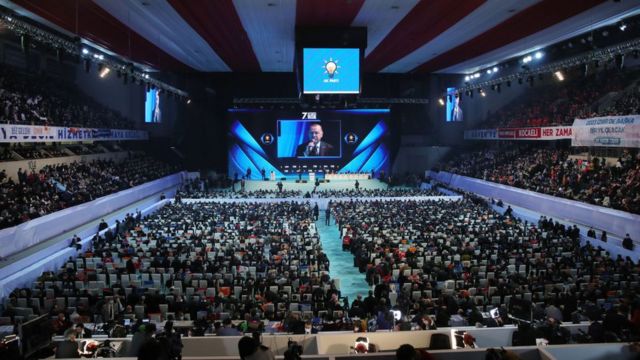 AKP, kalabalığıyla tepki çeken kongreyi savundu: "Yatay çekimden öyle görünüyor!"