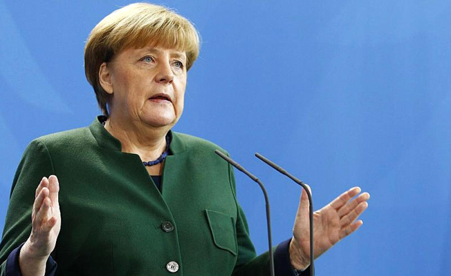 Merkel: Türkiye'nin referandumla ilgili usulsüzlüklere karşı tavrını yakından takip edeceğiz
