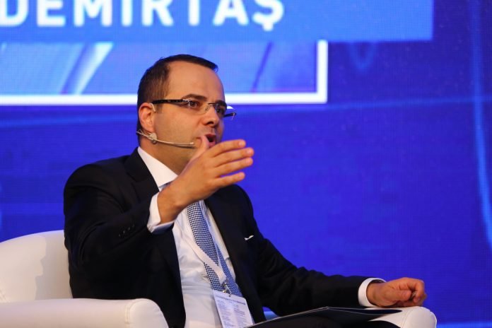 Özgür Demirtaş'ın dolar öfkesi! "Arkaya Türk Bayrağı koyup TV TV gezmekle vatansever olunmuyor!"