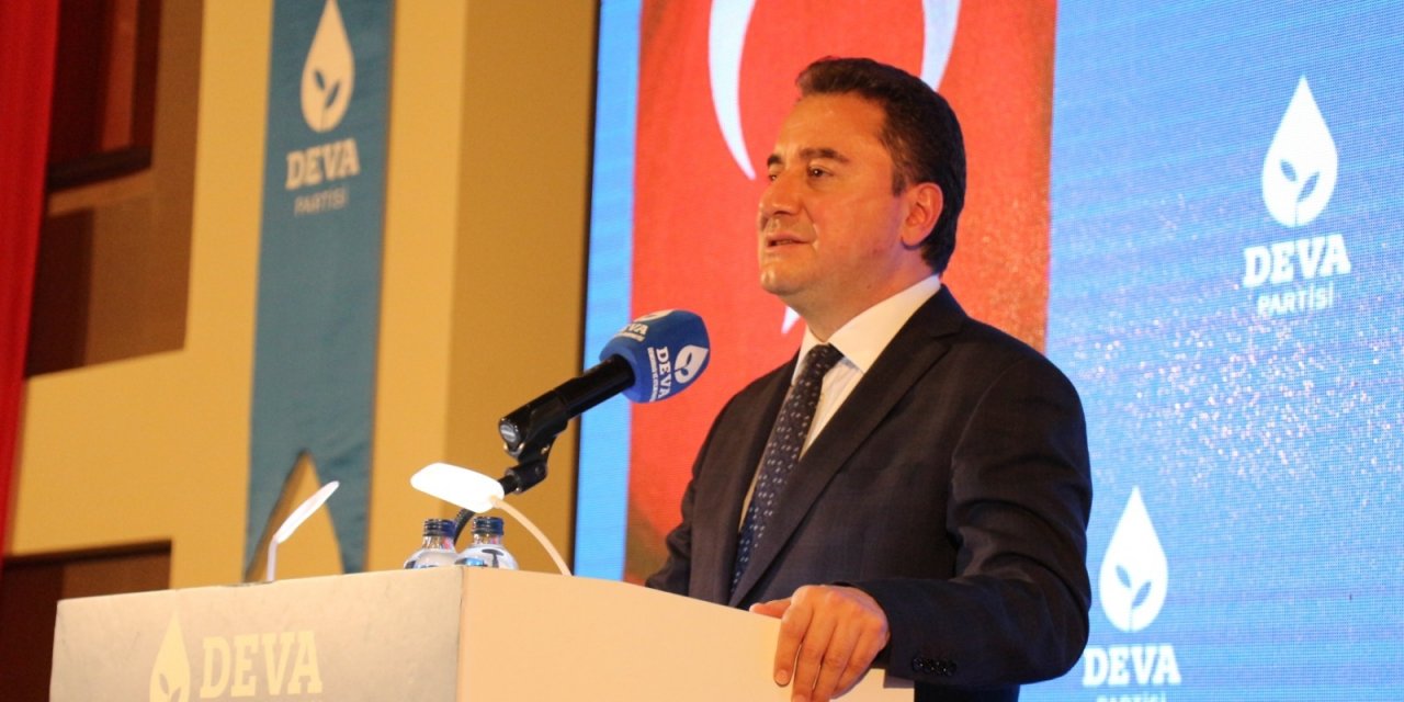 12 yaşındaki çocuk Ali Babacan konuşurken sahneye fırladı: Simit satmama izin vermiyorlar!