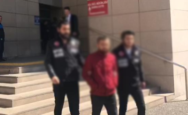 Volkan Demirel'e cep telefonu atan taraftar yakalandı