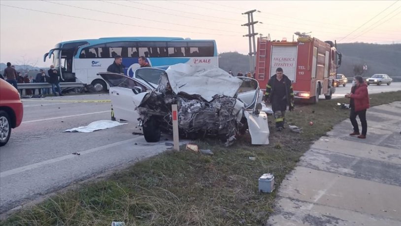 Otobüs ile otomobilden feci kaza: 3 ölü, 11 yaralı!