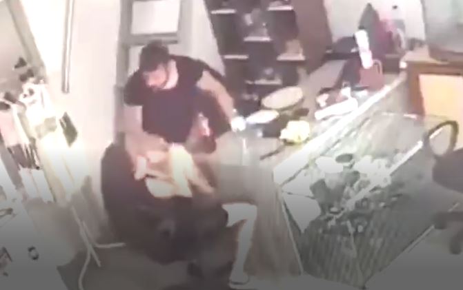 Bu sefer Marmaris... Kız arkadaşını yumrukladı sonra hiçbir şey olmamış gibi yemek yemeye devam etti...