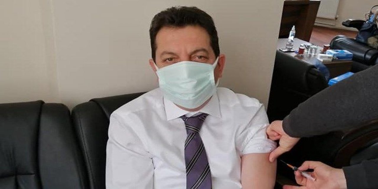 "48 yaşındaki AKP’li başkan" makamında başhekime korona aşısı oldu