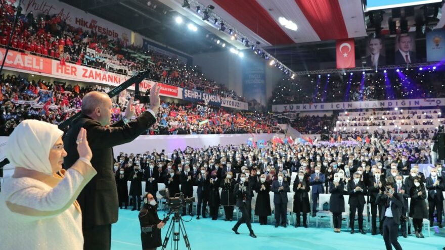 Kongre sonrası AKP'de koronavirüs kol geziyor! AK Parti İstanbul İl Başkanlığı'nda 37 kişi pozitif!