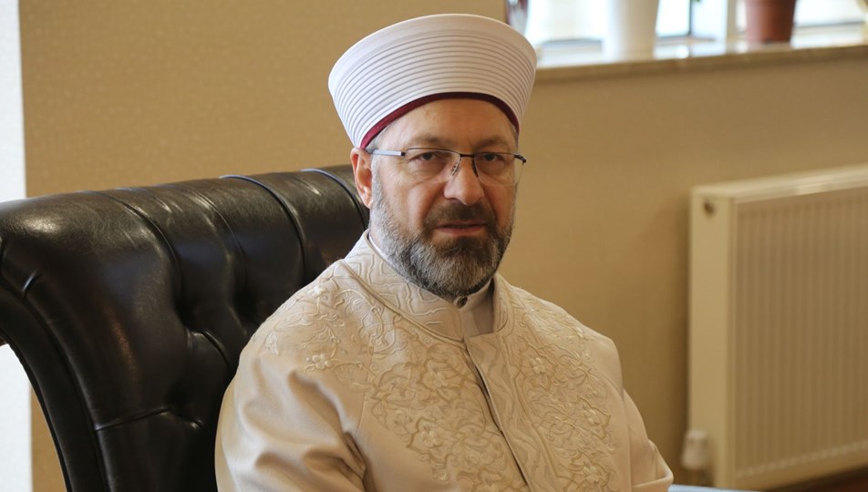 Ali Erbaş, dövmeden sonra kaş aldırma, peruk takma ve saç eklettirmeye de el attı