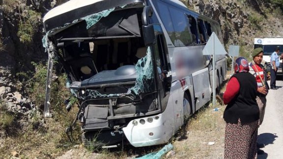Yolcu otobüsü kayalığa çarptı: 2 ölü, 5 yaralı