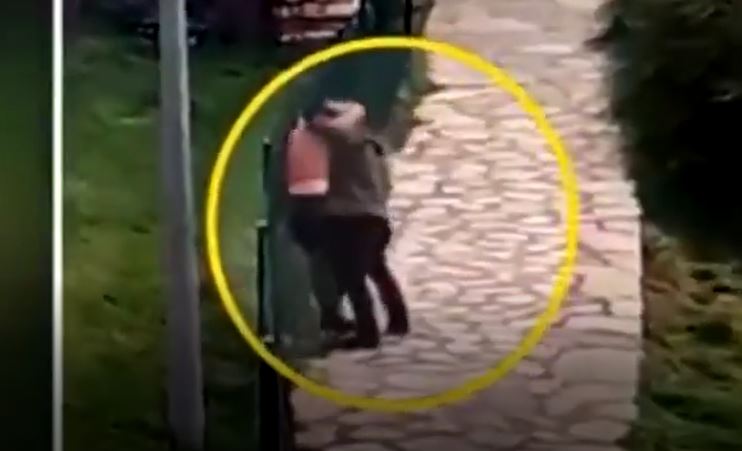 Güpegündüz boğazına bıçak dayamış taciz edip kaçmıştı...  Çay bahçesinde yakalandı!