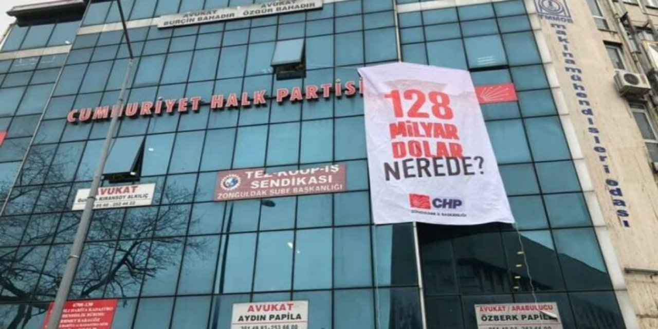 CHP Zonguldak İl Başkanlığı'na baskın! '128 milyar dolar nerede?' afişini kaldırdılar