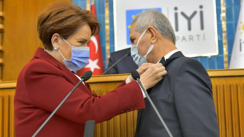 İYİ Parti rozetini grup toplantısında Genel Başkanı Meral Akşener taktı