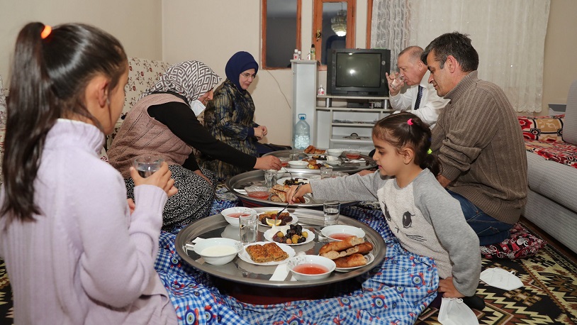 Vatandaşa iftar yasağı getiren Erdoğan yer sofralı iftar davetinde!