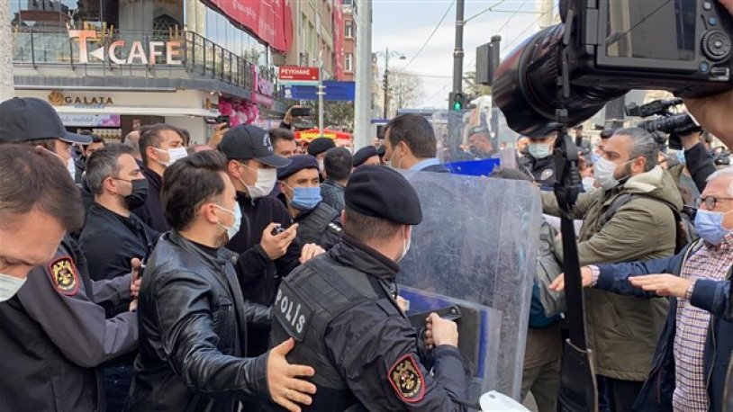 Sağlık çalışanlarının 'ölümleri durdurun' eylemine polis müdahalesi!