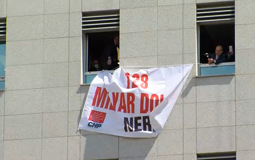 Flaş gelişme... TBMM'ye ‘128 milyar dolar nerede?’ afişi asıldı