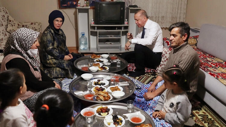 Emin Çölaşan: "Yapmayınız Recep beyefendi, bunlar artık ucuz ramazan şovlarıdır"