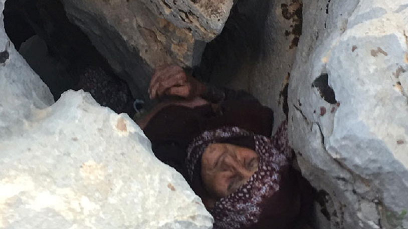 Kayalıkların arasına sıkışan kadından kötü haber!