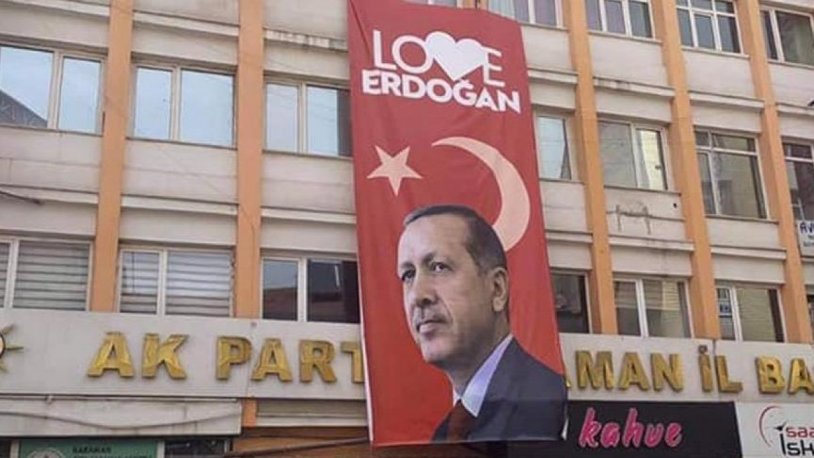 Afiş şikayeti bu kez CHP'den... ‘Love Erdoğan’ afişi indirildi
