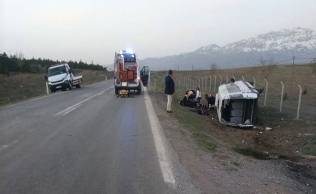 Konya'da minibüs şarampole devrildi: Çok sayıda yaralı var