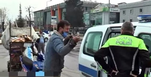 Vicdanları sızlatan görüntüler Düzce'den geldi... 6 aylık bebeğine karton toplayarak bakan baba ağlayarak: “Ne olur yapmayın, ceza kesmeyin”