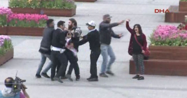 Taksim'de pankart açan 2 kadına gözaltı