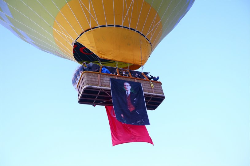 Kapadokya'da Türk bayraklı ve Atatürk posterli balonlar büyüledi