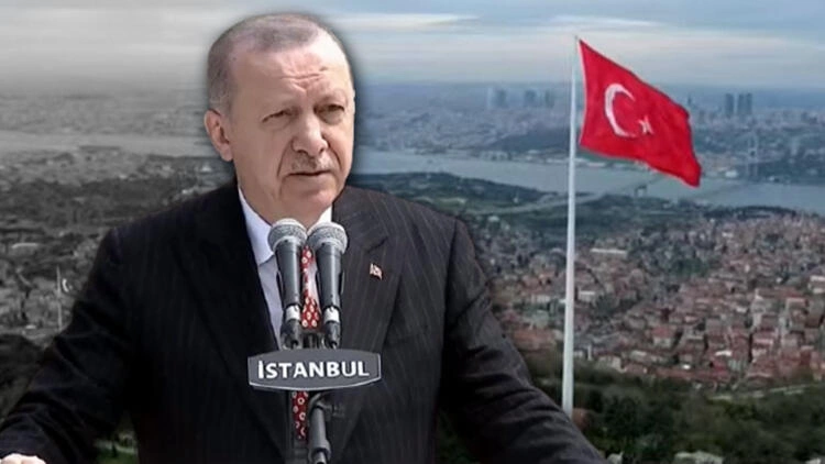Türkiye'nin en büyük bayrağı törenle göndere çekildi