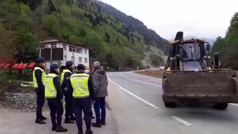 Skandal... Taş ocağına karşı çıkan halkın üzerine iş makinesi sürüldü