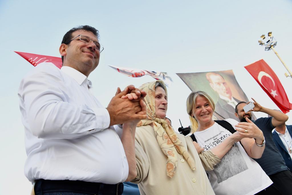 İmamoğlu’ndan vefa örneği davranış… Müzeyyen Teyze’yi 2 yıl sonra ziyaret etti…