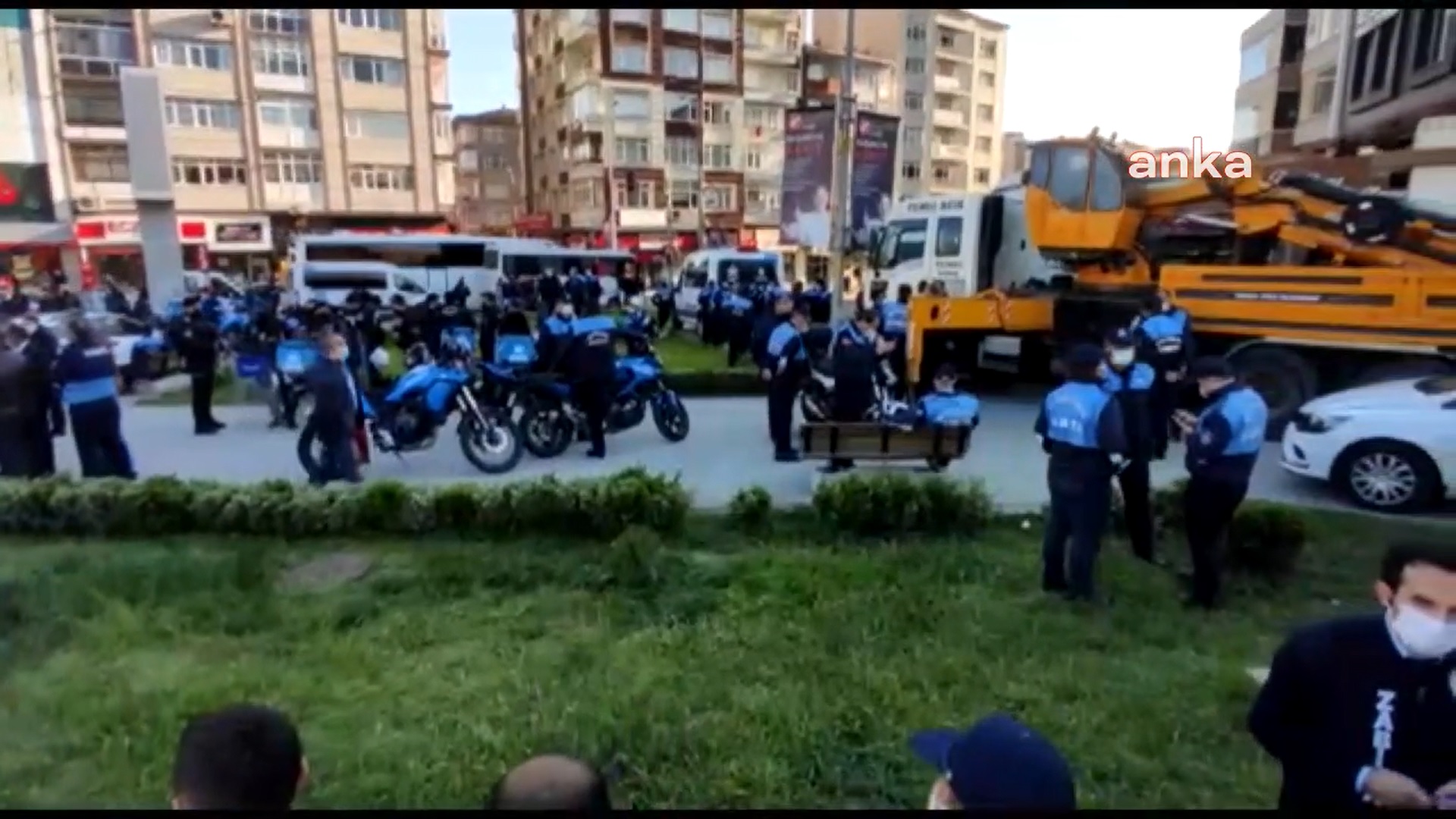 Üsküdar’dan sonra Ümraniye’de engellendi… Halk Ekmek büfesine kamyonetli engel!