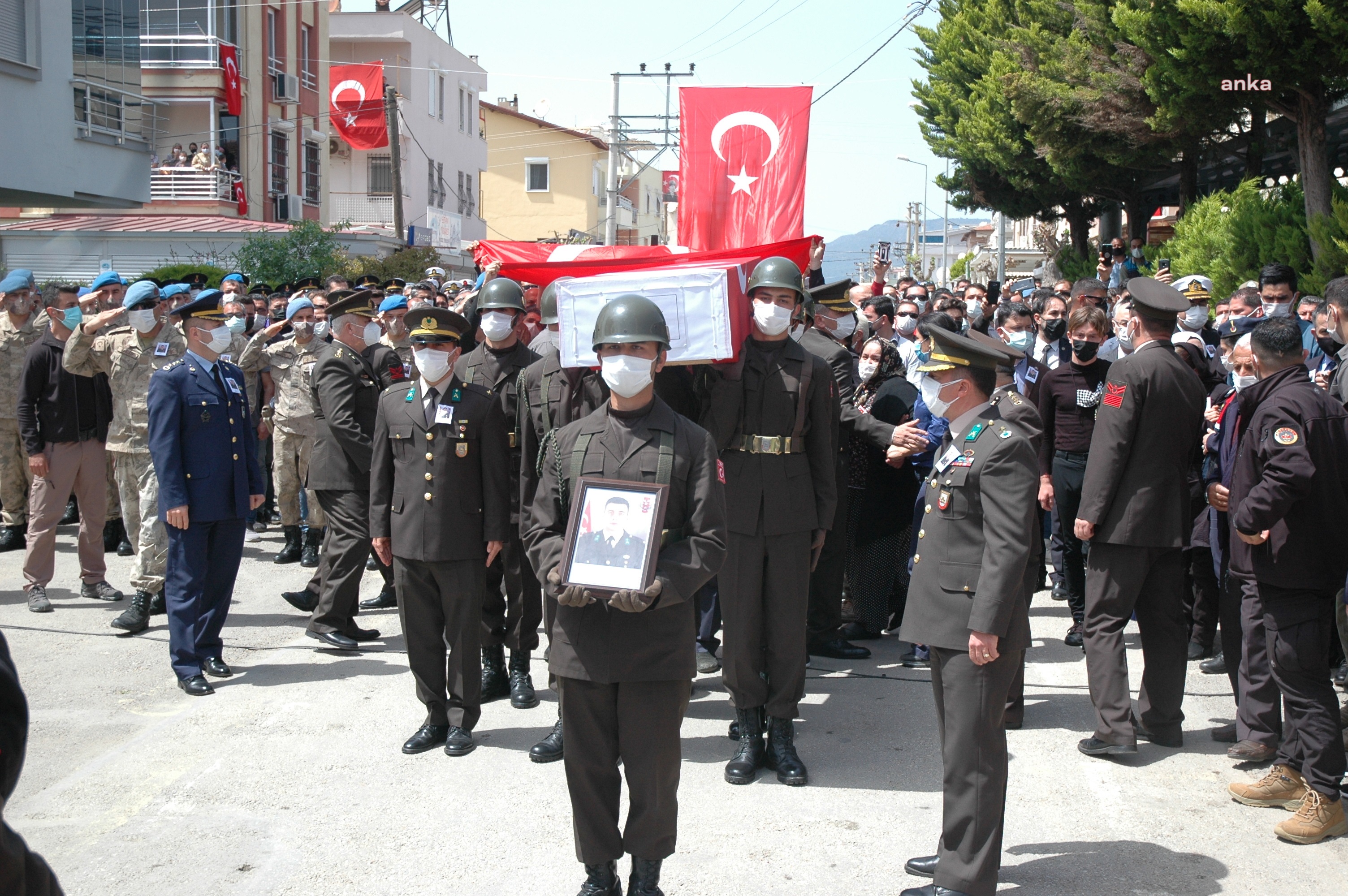 İzmir şehidini uğurladı… Teğmen Kıvık, son yolculuğuna uğurlandı…