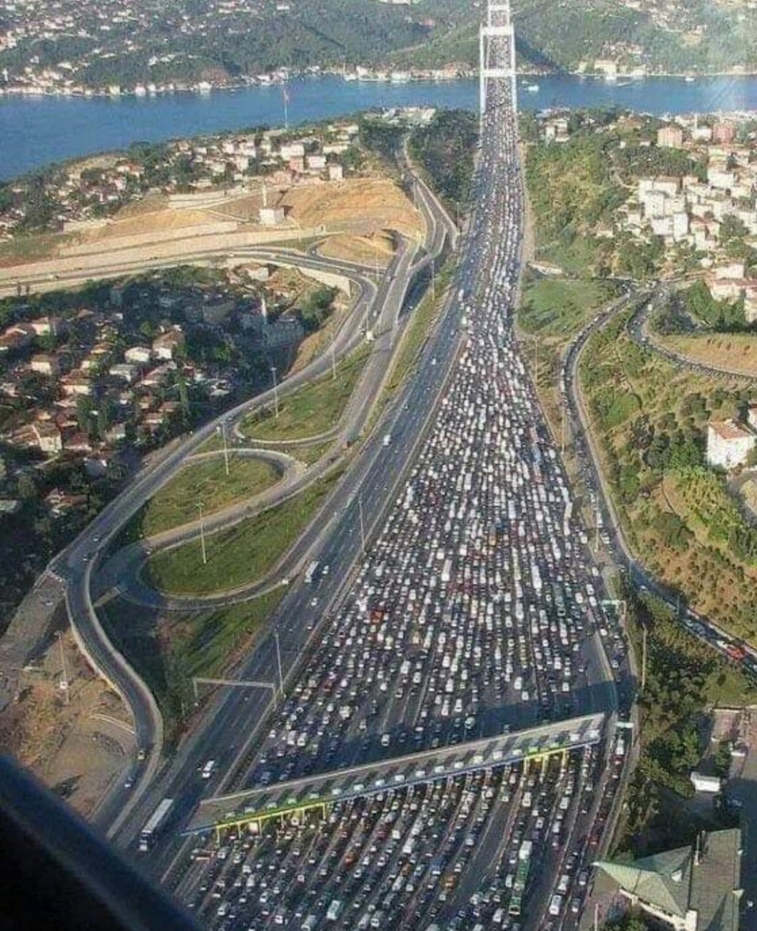 'Tam kapanma' mı 'tam tatil' mi? Kısıtlamanın ilk gününde pes dedirten ek seferli trafik yoğunluğu!