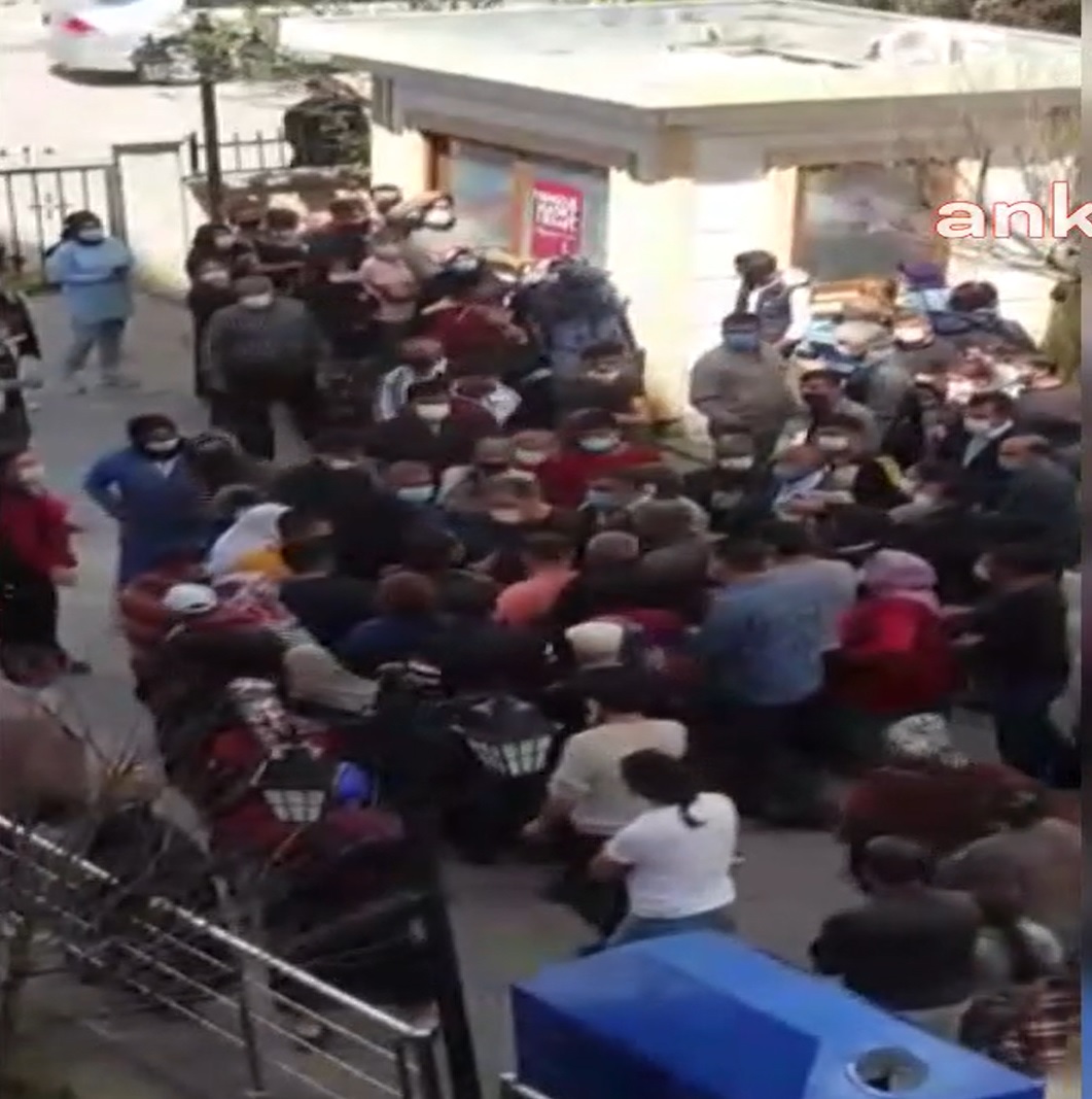 Yardım çeki izdihamı… Halk yardım çeki için, birbirlerini ezdi…