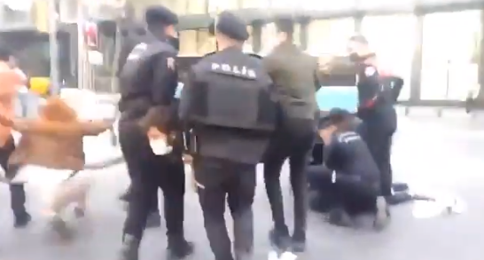 Taksim'e çıkmak isteyen üniversitelilere polisten sert '1 Mayıs' müdahalesi...