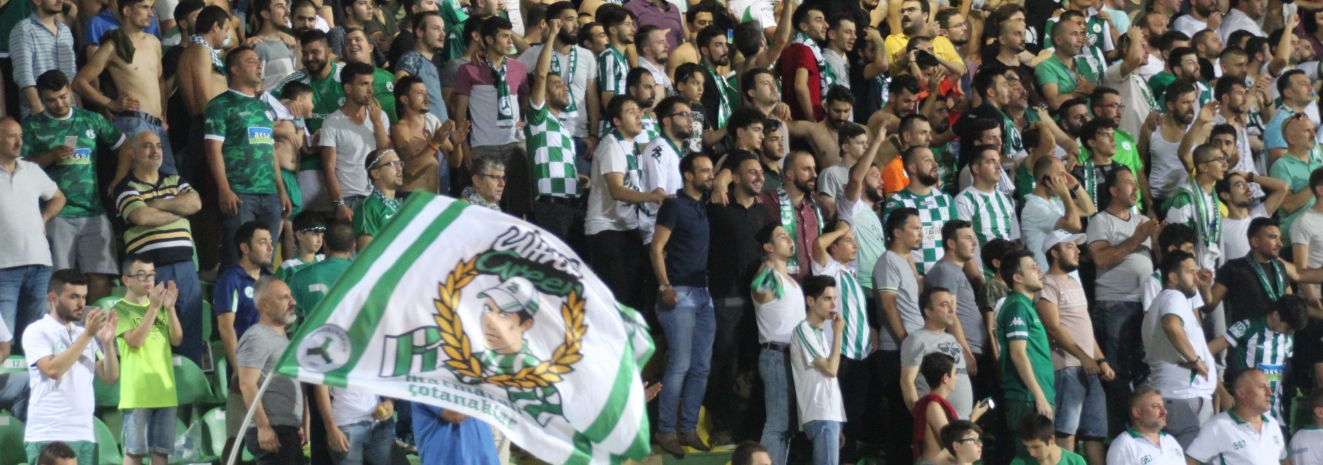Sokağa çıkma yasağında tribünler doldu!  Korona stada giremedi!