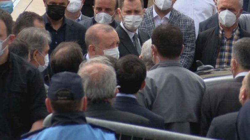 Erdoğan, tam kapanma döneminde 'kalabalık' bir grupla cenaze töreninde!