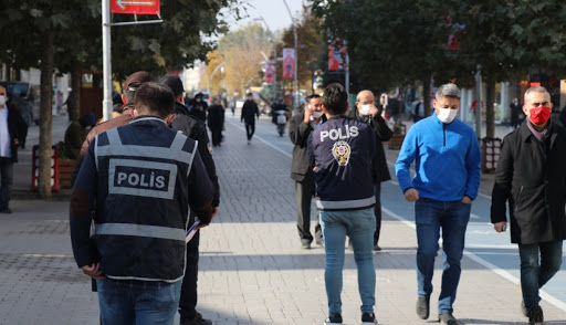 Elle doldurulan çalışma izin belgelerinin geçerlilik süresi 7 Mayıs 2021 Cuma günü saat 24.00'e kadar uzatıldı